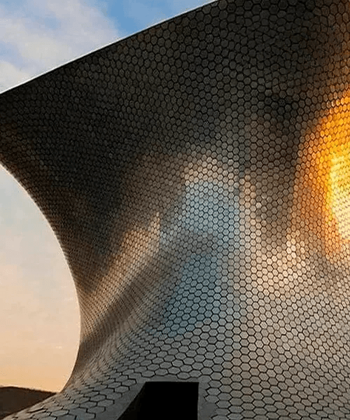 Inés a unos metros del museo Soumaya