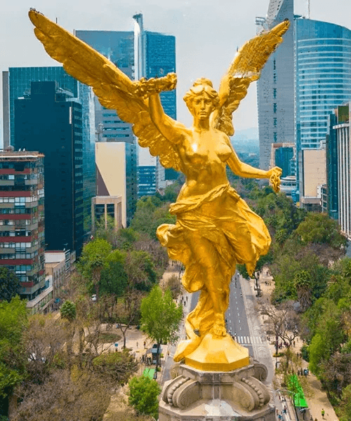 Josefa cerca del Ángel de la Independencia