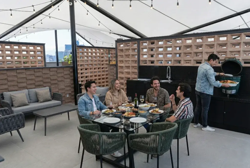 Lounge y asadores para entretenimiento en edificio Urbanista